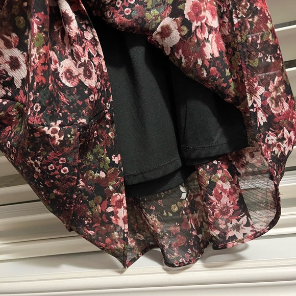 3/$10 ☀️ Blousology Floral Sheer Top - Picture 3 of 7